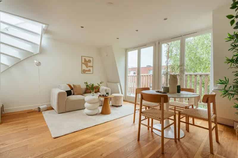 Amsterdam West 2-kamerappartement 43m2 Dakterras 18m2 gerenoveerd
