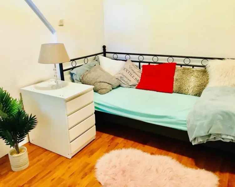 A beautiful single room (for women) is available!