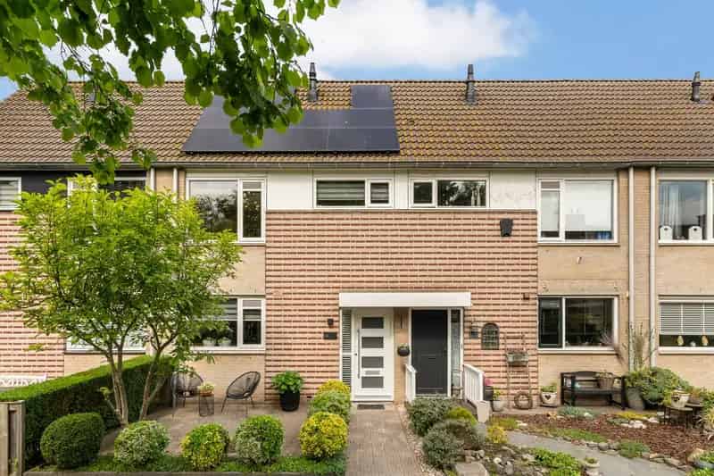 Tussenwoning Hoogvliet 3 slaapkamers tuin berging zonnepanelen