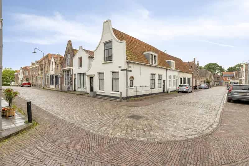 Gemeentelijk Monument Zierikzee: Sfeervolle Eindwoning met Patio en Dakterras