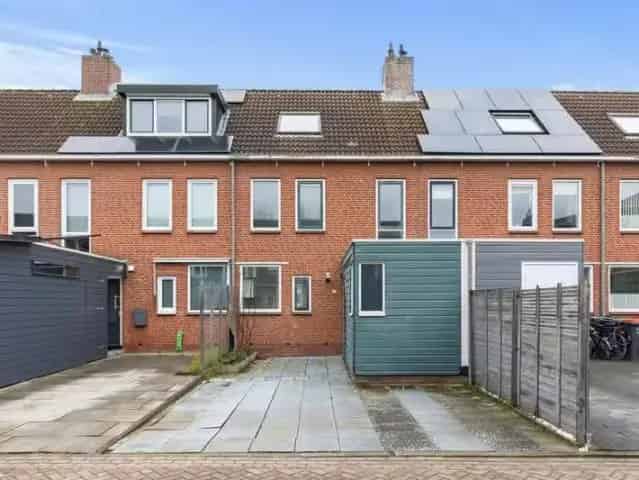 Grift 60 Uithoorn: Ruime gezinswoning met 2 parkeerplaatsen en watertuin