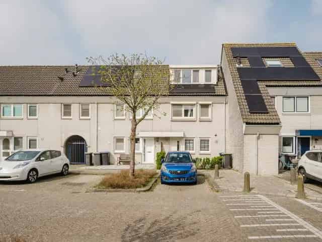 Ruime Familiewoning met L-vormige Woonkamer en Tuin