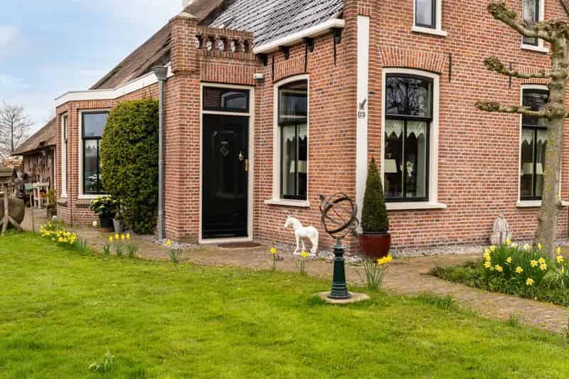Bedrijfshal Noardburgum te koop: Boerderij met bedrijfsruimtes en paardenstallen