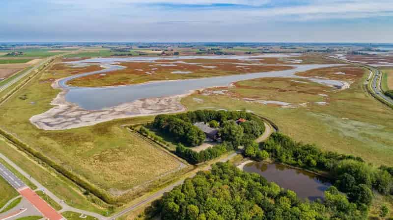 Woonboerderij met 12670m2 grond en riante schuren te Serooskerke