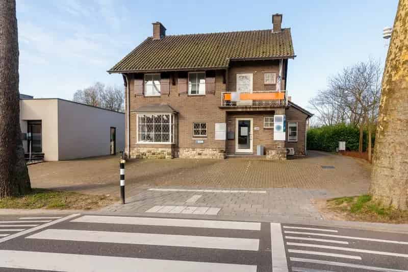 Kantoorpand Geleen te Koop: Twee Geschakelde Panden met Parkeergelegenheid