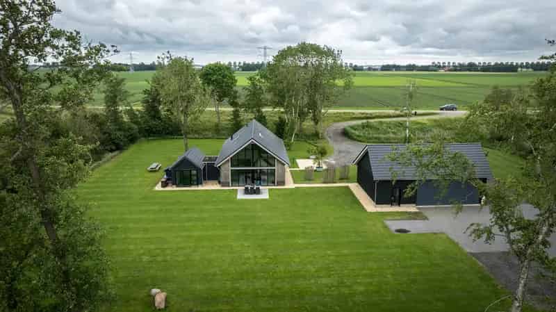Vrijstaande woning met zwembad en grote tuin te koop