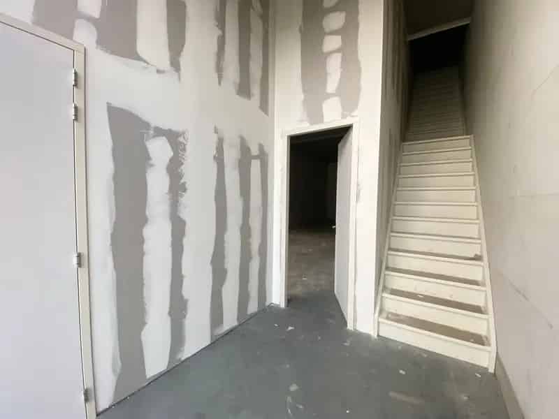 Bedrijfshal te koop Veenendaal: Units met veel glas en overheaddeur