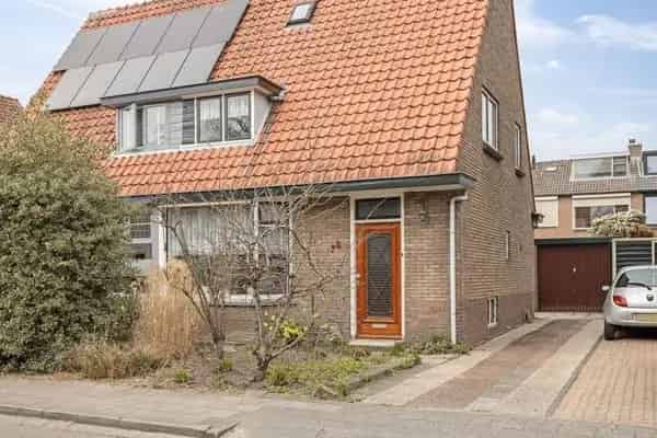 Te koop: Kluswoning met potentie - Tweekapper met garage