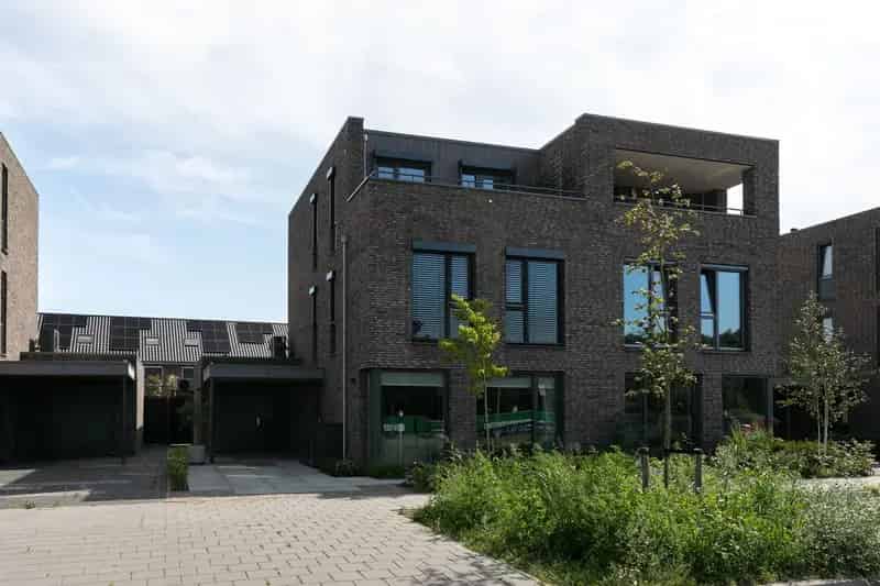 Moderne halfvrijstaande woning aan het water te Oosterhout