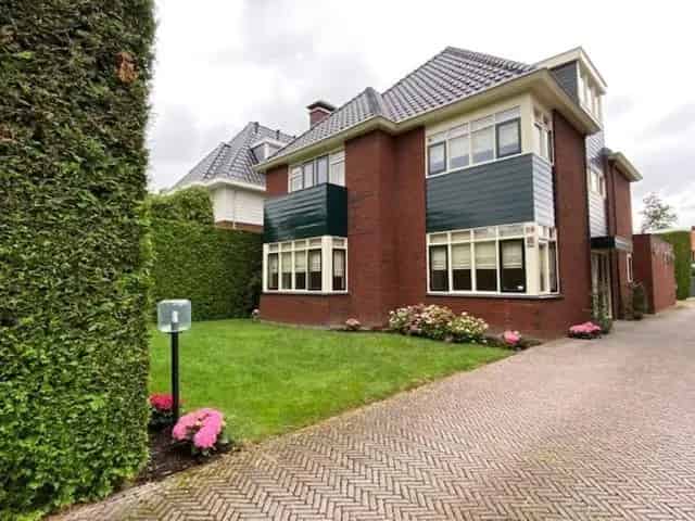 Te Huur: Ruime 8 Slaapkamer Villa in Amstelveen