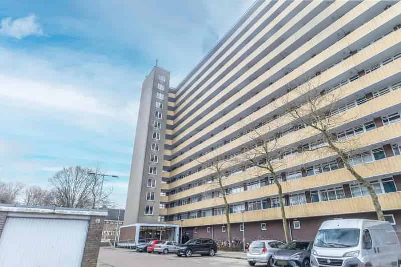 Ruim 3 kamer appartement 61m2 12e verdieping balkon zuiden Amsterdam