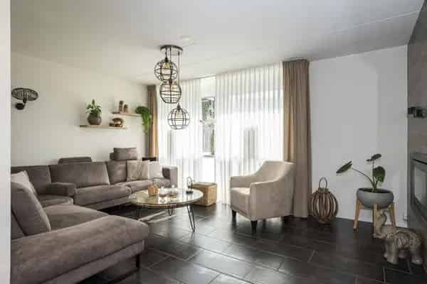 Te Koop: Instapklare Tweekapper in Born met Aanbouw en Serre