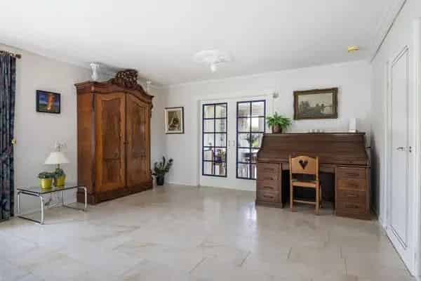 Luxe woning met 2 slaapkamers, biljartkamer en dubbele garage
