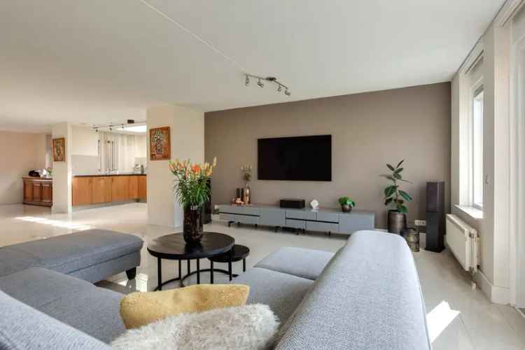 Ruime geschakelde villa met moderne wooncomfort en tuin aan het water