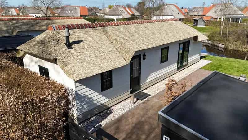 Luxe Rietgedekte Chalet aan het Water nabij Langweer