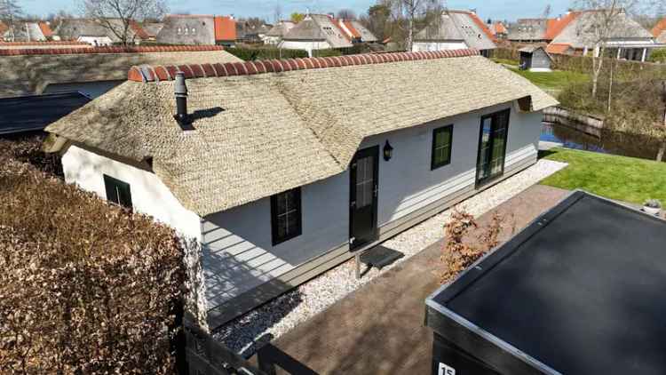 Luxe Rietgedekte Chalet aan het Water nabij Langweer