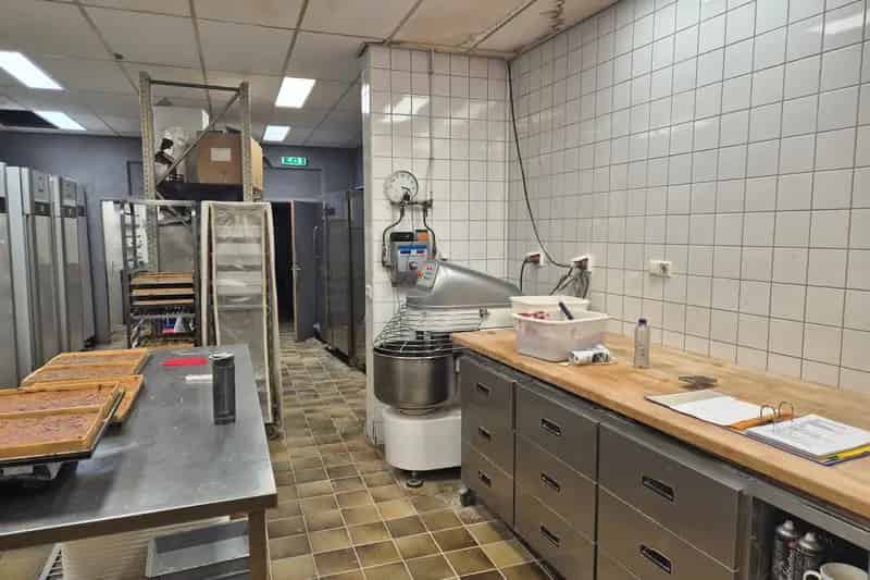 Belegging Hoorn: Winkel met Bakkerij en 2 Bovenwoningen
