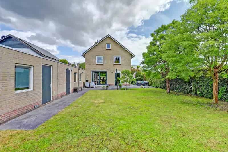 Huis te koop Raamsdonksveer 4 slaapkamers grote tuin