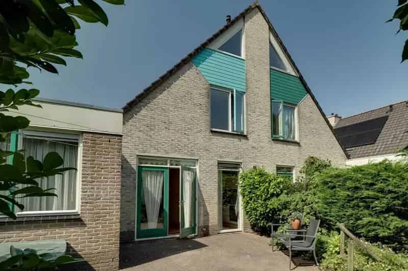Twee Onder Een Kap Wognum: Ruime woning met garage en watertuin