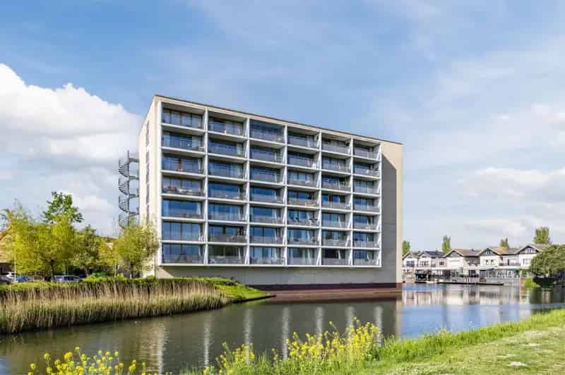Appartement te koop Rhoon: Lichtrijk hoekappartement met balkon en nieuw gerenoveerde badkamer