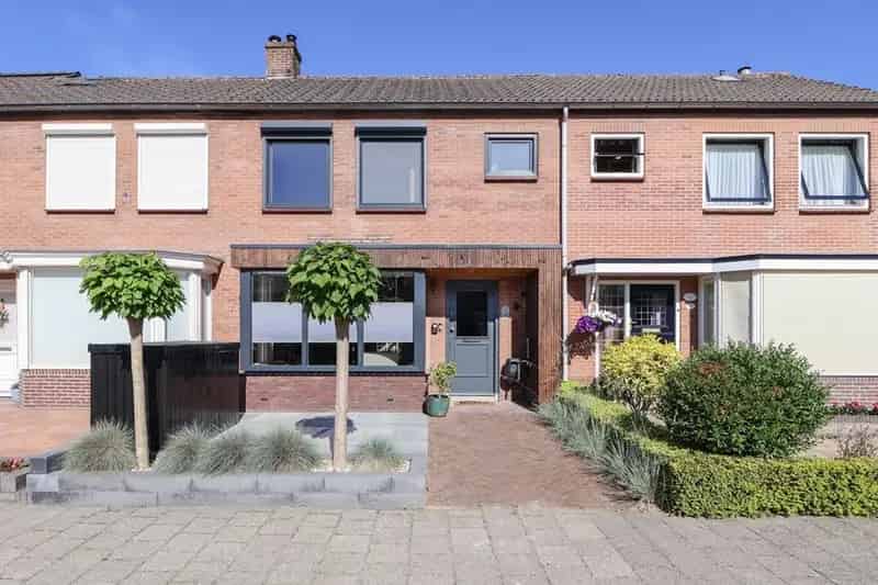 Geringeveerde Tussenwoning Spakenburg Luxe Badkamer Tuin