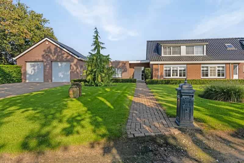 Vrijstaande woning Sprundel: Dubbele bewoning, grote tuin & garage