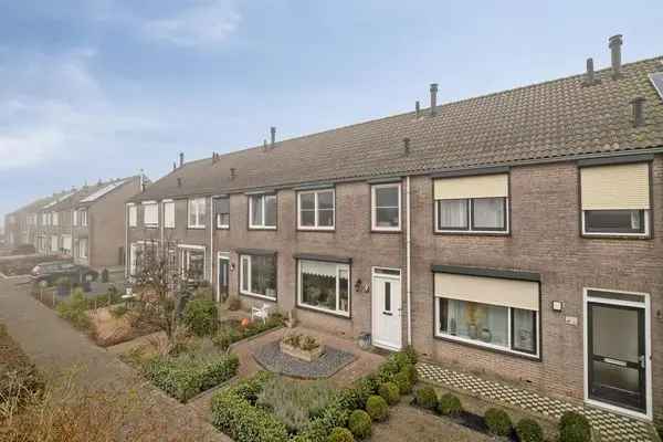 Tussenwoning Kruiningen: 3 slaapkamers, bijkeuken en tuin