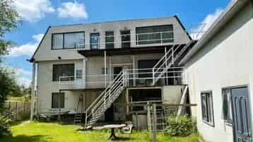 Appartementengebouw met Loods Aan Het Water
