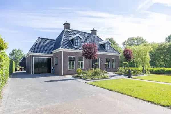 Ruime Vrijstaande Notariswoning met Grote Schuur Aan Vaarwater