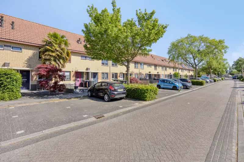 Huis te koop Almere: Instapklare gezinswoning met tuin