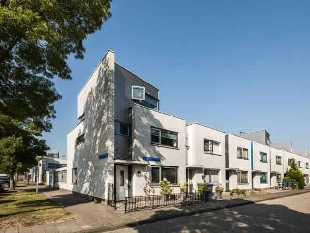 4 Slaapkamers Hoekwoning te Huur Almere