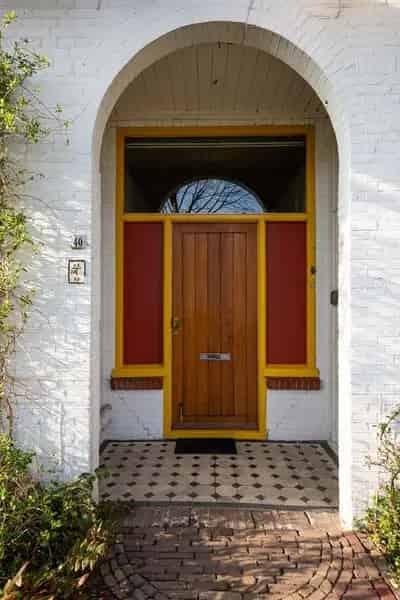 Karaktervol woonhuis met 7 slaapkamers en 2 garages te Den Burg
