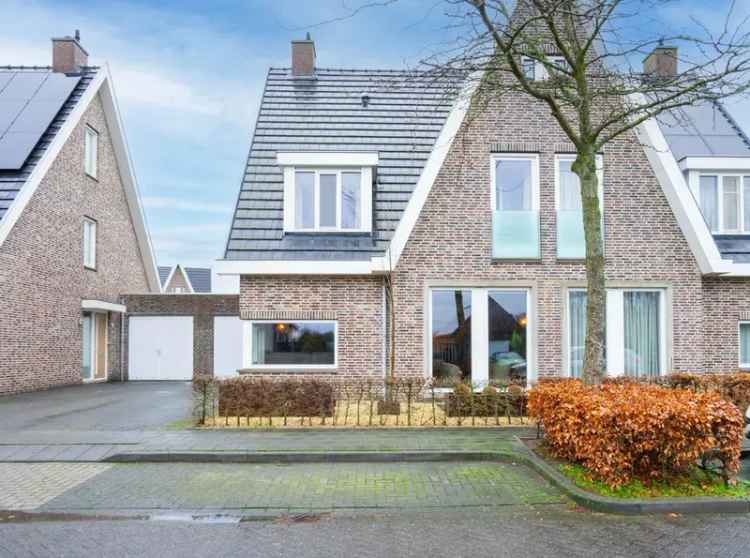 Te Koop Ruime Geschakelde Tweekapper Deurne 183m2 Luxe Afwerking