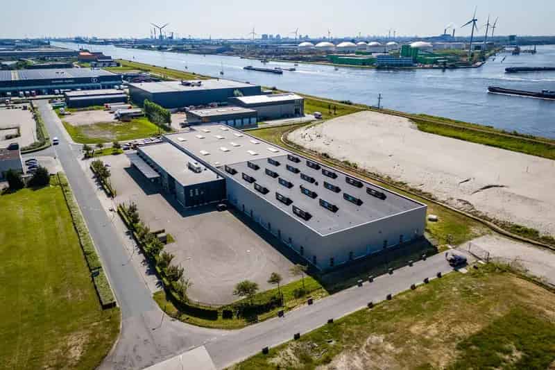 Bedrijfshal Westzaan 4896m2 te huur