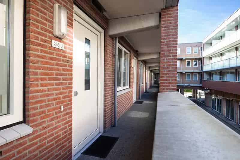 Ruim 2-kamerappartement met parkeerplaats nabij Amsterdam