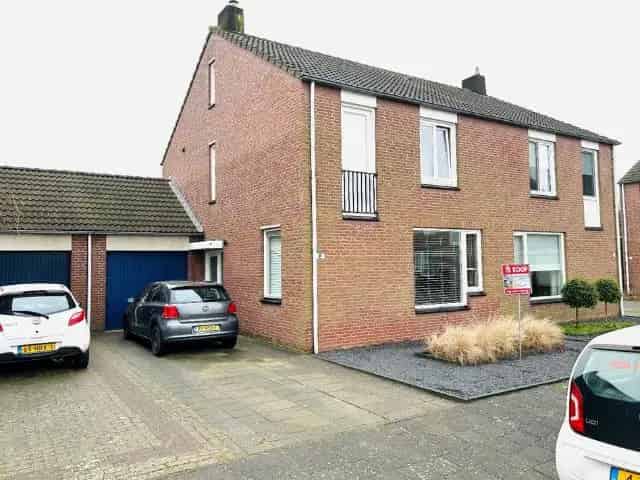 Ruime gezinswoning met garage en tuin in Budel