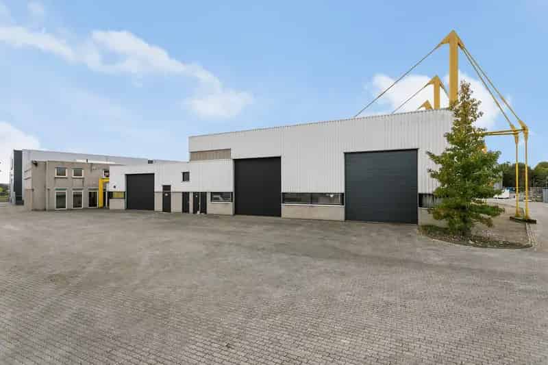 Bedrijfshal Heerlen te Huur 1800m2 Kantoor 575m2