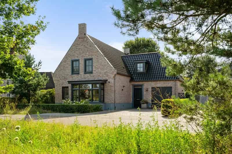 Vrijstaande woning met zwemspa te Dorst