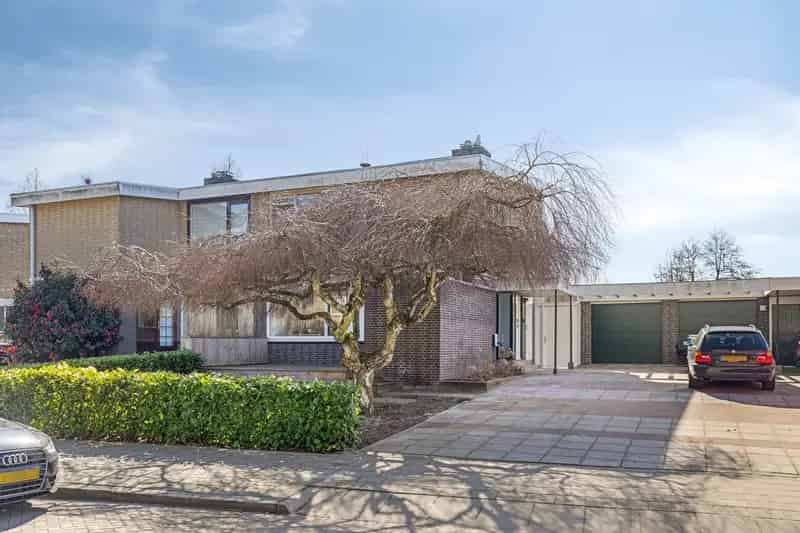 Huis te koop Schiedam: Moderne 2-onder-1-kapwoning met garage en tuin aan het water