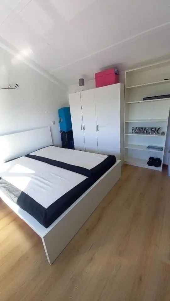 Bright spacious room for 1 woman