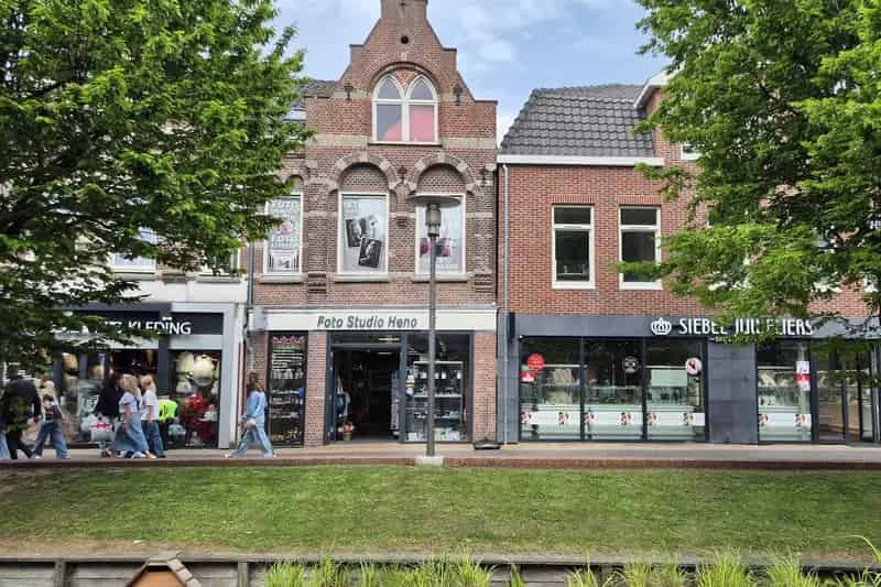 Belegging Zaandam: Winkelruimte met Bovenwoning te Koop