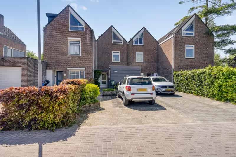 Ruime 5 Slaapkamer Huis Lage Zwaluwe Nabij Station