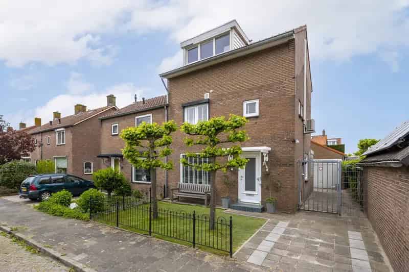 Huis Te Koop , 1, Kuyperstraat, Hardinxveld-Giessendam, Zuid-Holland