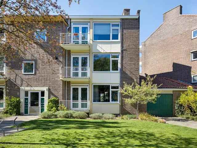 Nijmegen Indische Buurt: 50s Hoekappartement met Balkon en Loggia