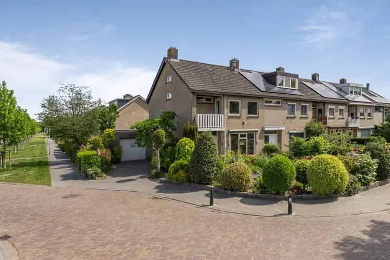 Riante Hoekwoning met Garage en Tuin Etten Leur