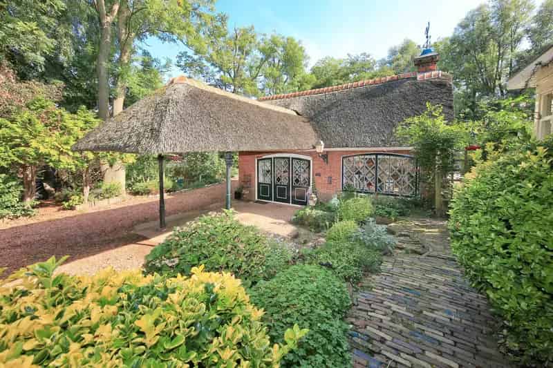 Landhuis te koop Lijnden: Rietgedekte villa met bijgebouwen en grote tuin