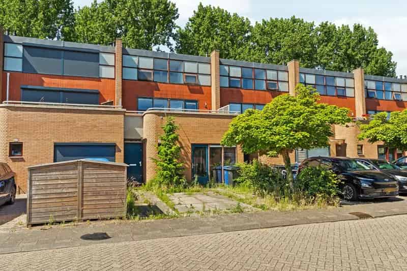 Huis te koop Almere Bloemenbuurt: Royale woning met praktijkruimte