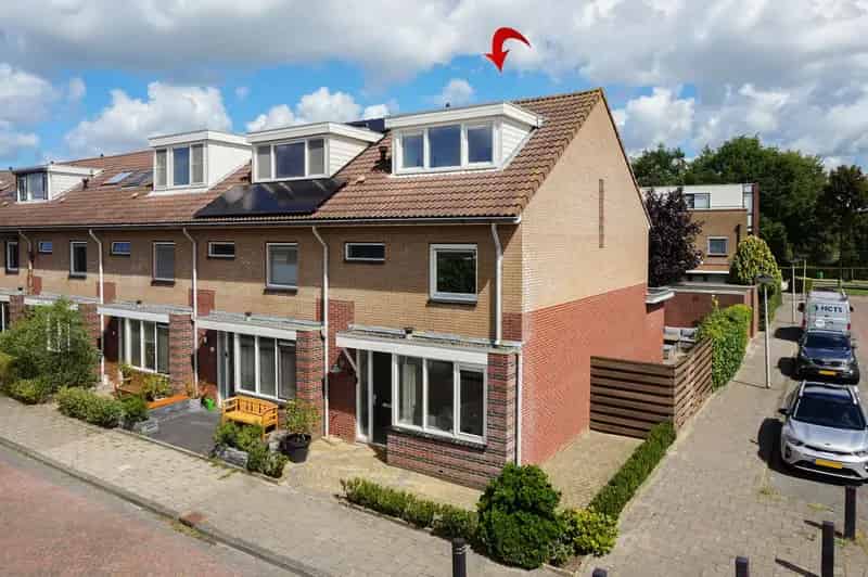 Moderne Hoekwoning met 4 Slaapkamers en Fijne Tuin