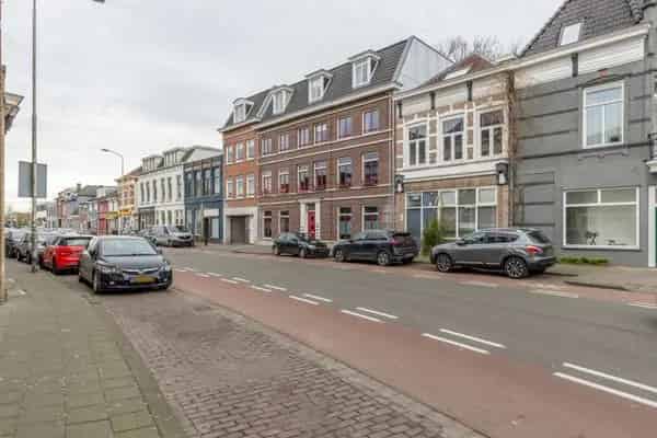 3-kamerappartement Haagweg 72C: Ruime Loggia en Parkeerplaats