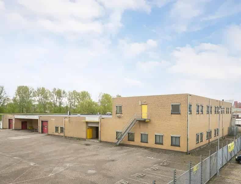 Bedrijfshal Rotterdam te Huur: 1895m² Bedrijfsruimte, Kantoor & Buitenterrein